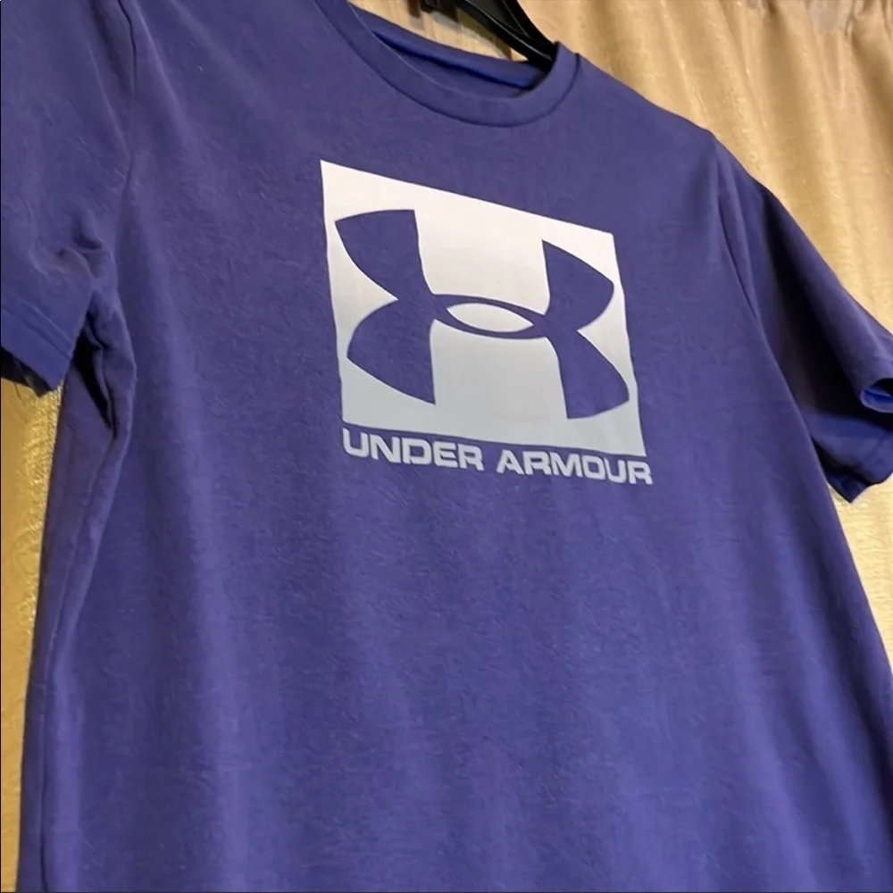 Youth XL Under Armour t-shirt with gray ombré logo. Purple/blue color.